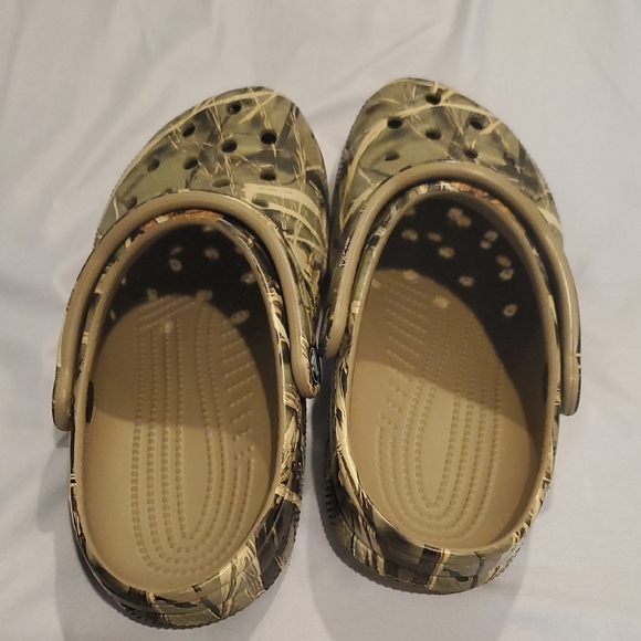 CROCS Green and Tan Slippers with Ventilation and Pivoting Strap (23) - Picture 3 of 7